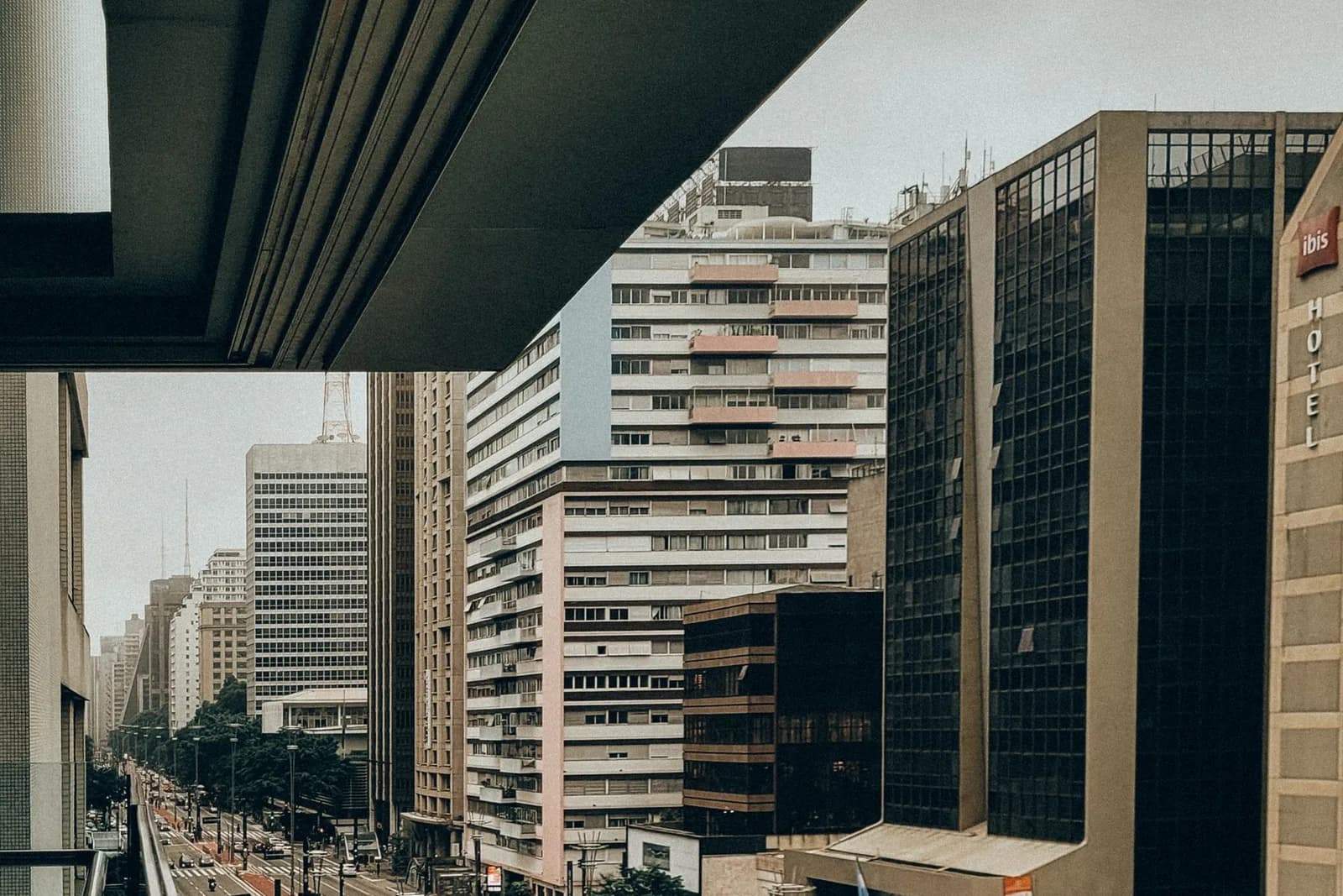 Avenida Paulista com edifícios altos, pedestres e movimento urbano